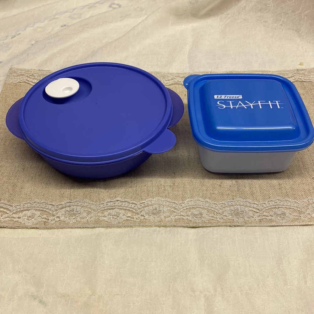 2 lunch to go containers Tupperware & EZ-Freeze bundle lot